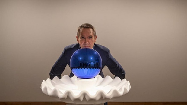 ep el artista jeff koons posa con su pieza gazing ball birdbath durante la presentacion de su