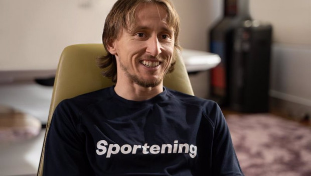 ep el futbolista del real madrid luka modric con una camiseta de sportening