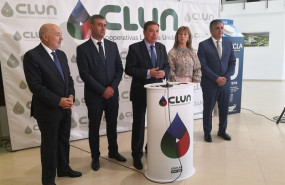 ep el ministro de agricultura luis planas en el centro en la fabrica de clun en ames a coruna