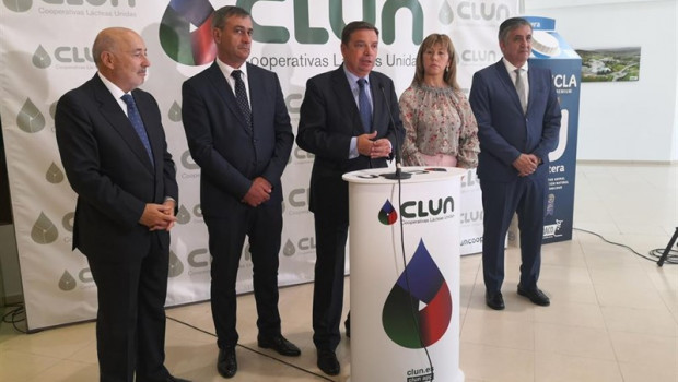 ep el ministro de agricultura luis planas en el centro en la fabrica de clun en ames a coruna