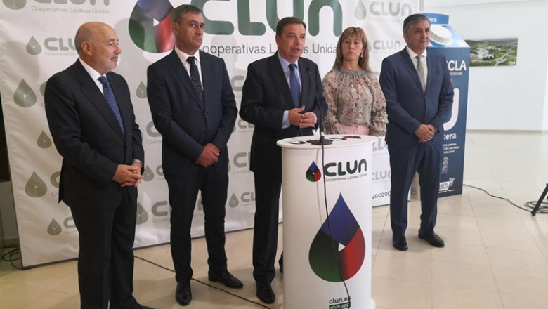 El ministro de Agricultura, Luis Planas, en el centro, en la fábrica de Clun, en Ames (A Coruña) | EUROPA PRESS ep el ministro de agricultura luis planas en el centro en la fabrica de clun en ames a coruna