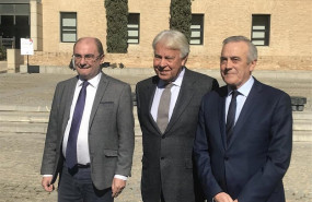 ep el presidente de aragon javier lamban el expresidente felipe gonzalez y el presidente de las