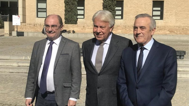 ep el presidente de aragon javier lamban el expresidente felipe gonzalez y el presidente de las
