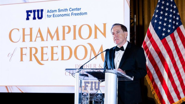 ep el presidente de mapfre antonio huertas en la recepcion de un galardon por el adam smith center
