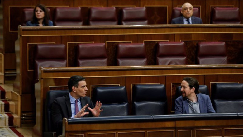 El presidente del Gobierno, Pedro Sánchez (i), conversa con el vicepresidente segundo, Pablo Iglesias, este miércoles, durante una sesión de control al Gobierno en el Congreso de los Diputados, en Madrid (España), a 29 de abril de 2020. | Pool - Archivo ep el presidente del gobierno pedro sanchez i conversa con el vicepresidente segundo pablo iglesias