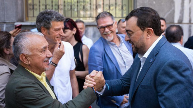 ep el secretario general de ugt pepe alvarez y el presidente del principado adrian barbon se saludan
