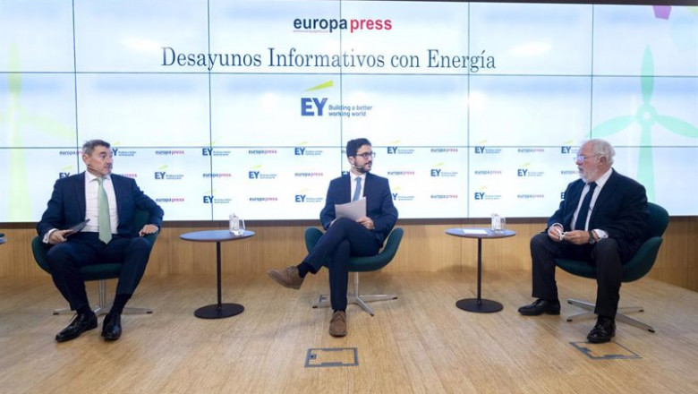 El socio Responsable de Regulación y Análisis Económico de EY España, Antonio Hernández; el redactor de Economía de Europa Press, David Rubio, y el exComisario Europeo de Energía y Acción por el Clima Miguel Arias Cañete. | Alberto Ortega - Europa Press ep el socio responsable de regulacion y analisis economico de ey espana antonio hernandez el