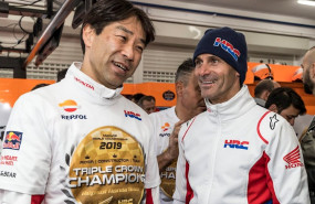 ep el team manager del repsol honda team alberto puig derecha celebra la triple corona del equipo en