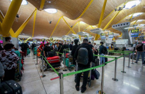 ep filas de pasajeros esperan para dejar su maleta antes de embarcar en el avion en la t4 del ep filas de pasajeros esperan para dejar su maleta antes de embarcar en el avion en la t4 del