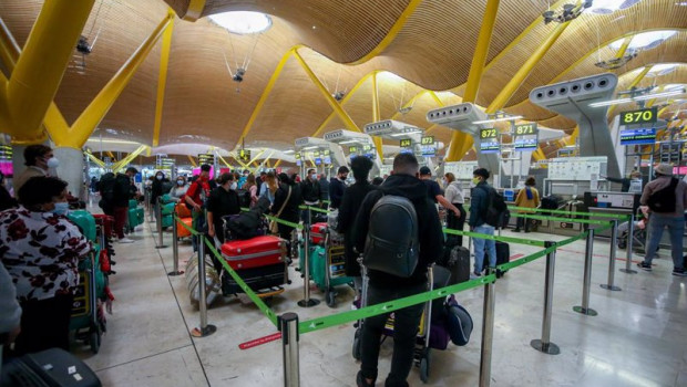 ep filas de pasajeros esperan para dejar su maleta antes de embarcar en el avion en la t4 del