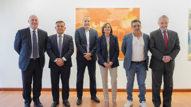 ep foto de familia de la firma del convenio colectivo del sector de seguros
