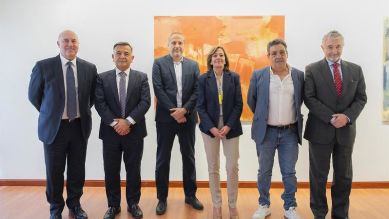 ep foto de familia de la firma del convenio colectivo del sector de seguros