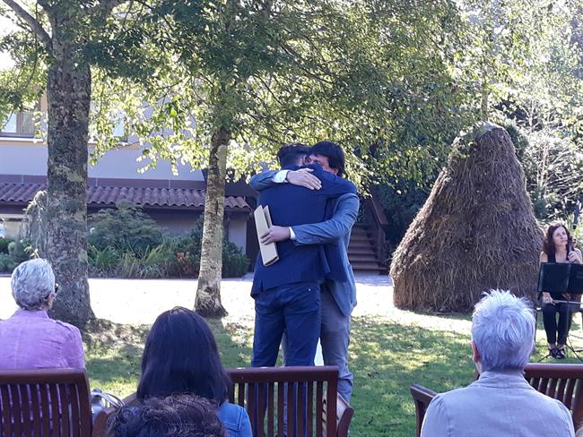El hijo del policía Antonio Cedillo se abraza con Julen Mendoza (EHBildu) | EUROPA PRESS ep hijopolicia antonio cedilloabrazajulen mendoza ehbildu