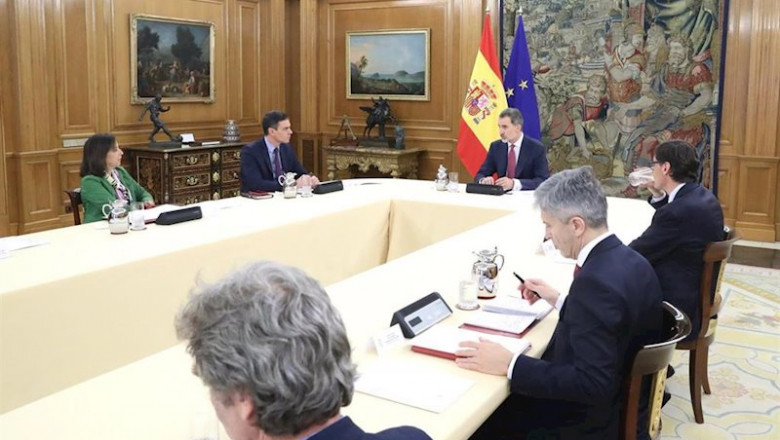 (I-D) La ministra de Defensa, Margarita Robles; el presidente del Gobierno, Pedro Sánchez; el Rey Felipe VI; el ministro de Sanidad, Salvador Illa; el ministro del Interior, Fernando Grande-Marlaska; y el director del Centro de Coordinación de Alertas y E | Casa de S.M. el Rey ep i-d la ministra de defensa margarita robles el presidente del gobierno pedro sanchez el rey