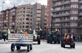 ep imagen de la cabecera de la manifestacion de los agricultores en la plaza circular