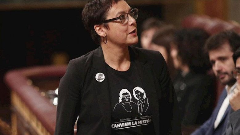 La diputada del ERC y hermana de la presa del Procés, Dolors Bassa, Montserrat Bassa, sube a la tribuna del Congreso para intervenir en la segunda sesión de votación para la investidura del candidato socialista a la Presidencia del Gobierno, en Madrid | Jesús Hellín - Europa Press ep la diputada del erc y hermana de la presa del proces dolors bassa montserrat bassa sube a la