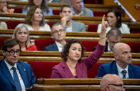 ep la portavoz del psc en el parlament alicia romero c vota durante el tercer debate de politica ep la portavoz del psc en el parlament alicia romero c vota durante el tercer debate de politica