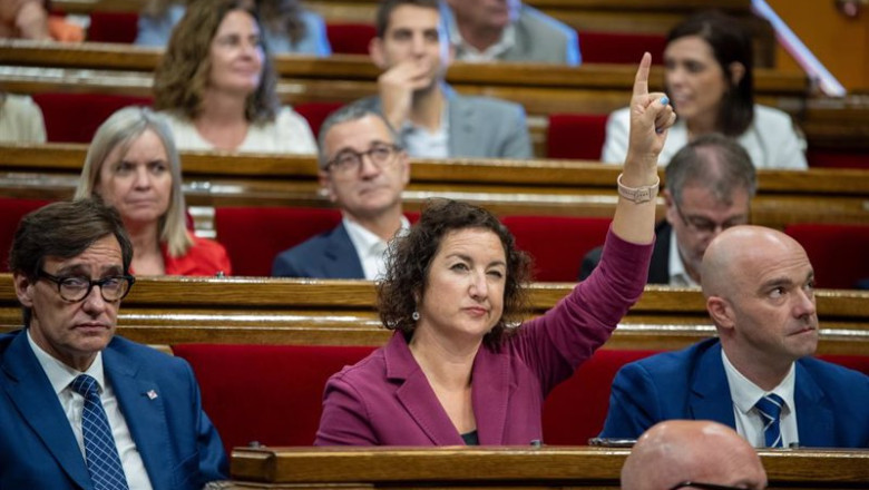 ep la portavoz del psc en el parlament alicia romero c vota durante el tercer debate de politica ep la portavoz del psc en el parlament alicia romero c vota durante el tercer debate de politica