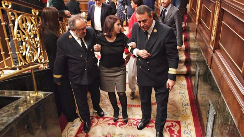 La portavoz del PSOE en el Congreso, Adriana Lastra, es ayudada para salir del hemicliclo tras su caida durante la sesión de constitución de las Cortes para la XIV Legislatura en el Congreso de los Diputados, Madrid (España), a 3 de diciembre de 2019. | Eduardo Parra - Europa Press ep la portavoz del psoe en el congreso adriana lastra es ayudada para salir del hemicliclo tras su