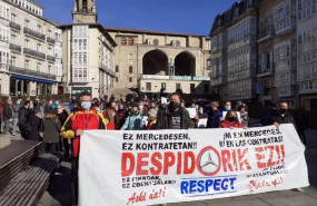 ep los trabajadores se han concentrado este viernes en la plaza de la virgen blanca con el lema ni