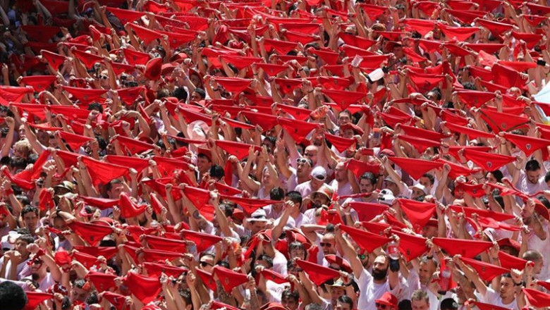 Miles de personas celebran el Chupinazo que da inicio a los San Fermines de 2019 en Pamplona (Navarra). | David Domench - Europa Press ep milespersonas celebranchupinazoda iniciolos san fermines2019pamplona navarra