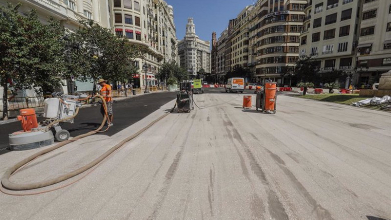 ep obreros trabajan en las obras de la plaza del ayuntamiento de valencia