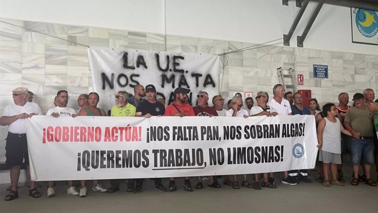 ep pescadores de barbate y conil protestan ante la situacion del sector ep pescadores de barbate y conil protestan ante la situacion del sector