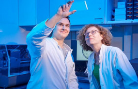 ep tobias claff y la dra christa muller de la universidad de bonn estan mirando una placa sandwich