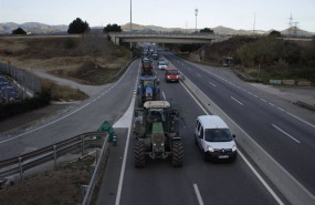 ep tractores en marcha lenta este martes a primera hora de la manana en direccion al poligono
