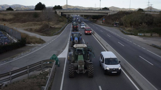 ep tractores en marcha lenta este martes a primera hora de la manana en direccion al poligono