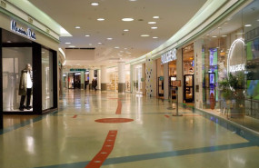 ep un centro comercial vacio en una jornada marcada por el inicio de la entrada en vigor de una