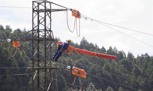 Un operario realiza trabajos en la red, EDP, electricidad, tendido eléctrico | DANIEL MORA ep un operario realiza trabajosla red edp electricidad tendido electrico