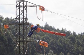 ep un operario realiza trabajosla red edp electricidad tendido electrico