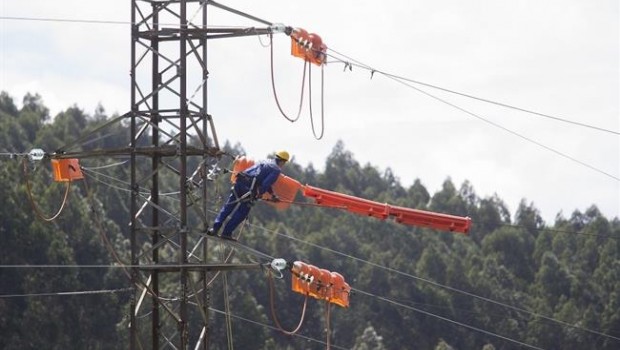 ep un operario realiza trabajosla red edp electricidad tendido electrico