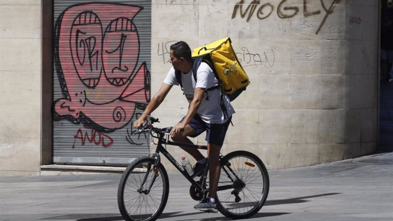 ep un rider de glovo circula en su bicicleta por una calle de madrid ep un rider de glovo circula en su bicicleta por una calle de madrid