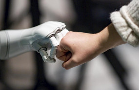 ep un robot interactua con una mujer durante el evento speed dating con ia en el hammerbrooklyn