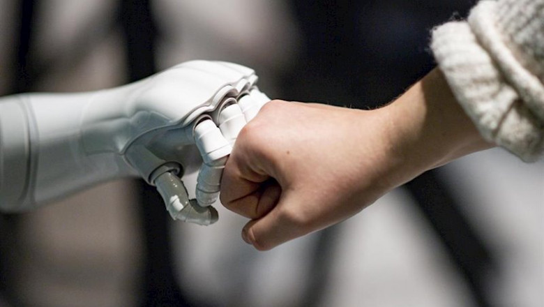 ep un robot interactua con una mujer durante el evento speed dating con ia en el hammerbrooklyn