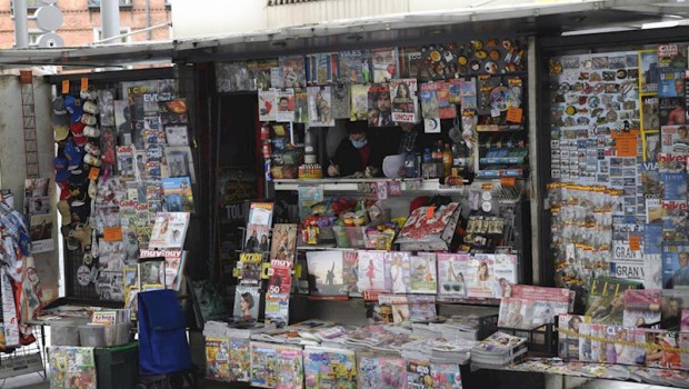 ep un trabajador dentro de su quiosco que permanece abierto en el sexto dia de confinamiento por