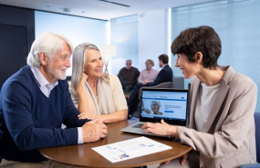 ep una asesora de caixabank con dos clientes senior