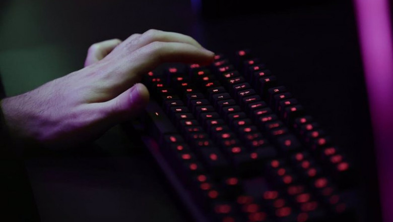 ep una persona con el teclado de un ordenador