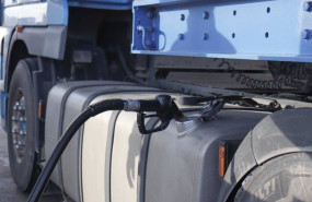 ep una persona reposta gasolina en su camion en una gasolinera
