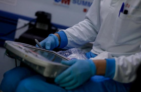 ep una sanitaria consulta una tablet durante el cambio de guardia de la unidad movil durante un dia