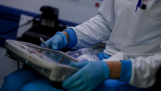 ep una sanitaria consulta una tablet durante el cambio de guardia de la unidad movil durante un dia