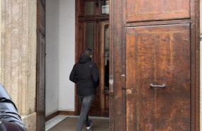 ep uno de los agentes de la uco accede al edificio donde se encuentra la sede central de forestalia ep uno de los agentes de la uco accede al edificio donde se encuentra la sede central de forestalia
