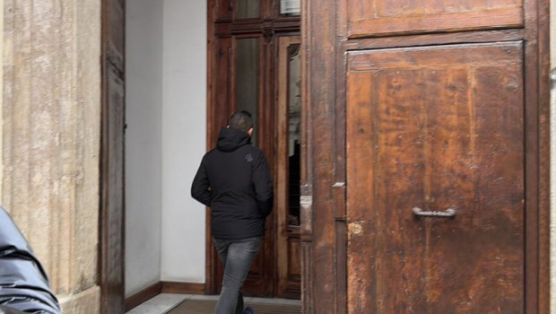 ep uno de los agentes de la uco accede al edificio donde se encuentra la sede central de forestalia ep uno de los agentes de la uco accede al edificio donde se encuentra la sede central de forestalia