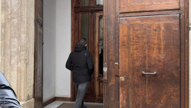 Uno de los agentes de la UCO accede al edificio donde se encuentra la sede central de Forestalia, donde este jueves se ha practicado un registro en el marco de la trama Leire. | EUROPA PRESS ep uno de los agentes de la uco accede al edificio donde se encuentra la sede central de forestalia