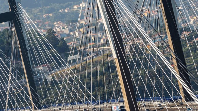 Uno de los puentes de la Autopista de peaje AP-9 | PUNTOGA COMUNICACION / MIGUEL RIOPA - Archivo ep uno de los puentes de la autopista de peaje ap-9
