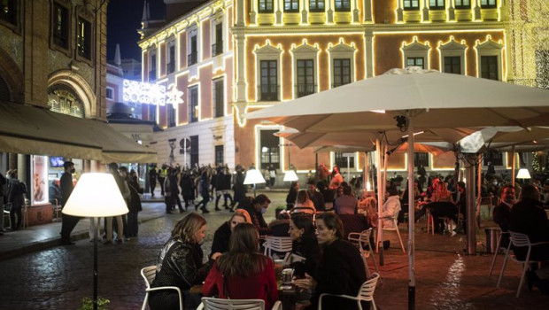 ep varias personas en la terraza de un bar