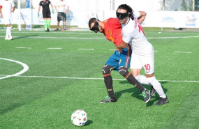 ep youssef el haddaoui pelea una pelota con un jugador turco en el espana-turquia del europeo de