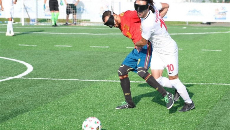 Youssef el Haddaoui pelea una pelota con un jugador turco en el España-Turquía del Europeo de fútbol para ciegos | ONCE ep youssef el haddaoui pelea una pelota con un jugador turco en el espana-turquia del europeo de